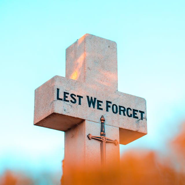 https://www.pexels.com/photo/lest-we-forget-tombstone-2233388/