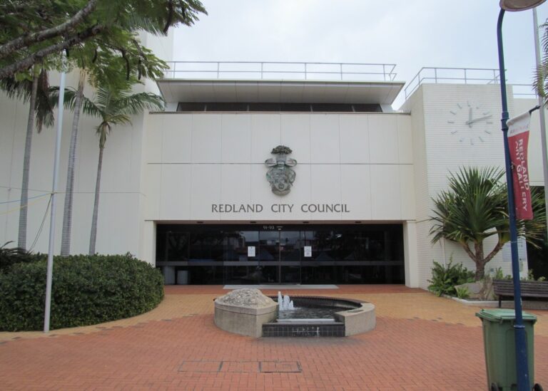 https://fr.wikipedia.org/wiki/Fichier:Cleveland_redland_council_chambers.jpg